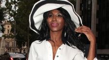 Sinitta, mulatra care s-a iubit cu Brad Pitt în anii ’80, a pozat nud la 56 de ani. Ce a sărbătorit
