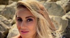 VIDEO Crina Abrudan, relaxare la piscină