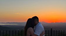 Influencerul viral pe TikTok, Sabin Streza, și-a cerut iubita în căsătorie într-un peisaj de poveste, la apus, în Spania