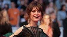 Catrinel Menghia, una dintre cele mai admirate vedete de la Festivalul de la Cannes. Românca a strălucit pe covorul roșu