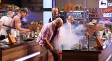 Platoul de la MasterChef se umple de fum. Ce greșeală a făcut unul dintre concurenți