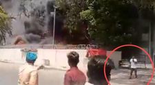 Noi imagini cu momentul în care singurul supraviețuitor al tragediei aviatice din India apare vorbind la telefon, cu doar câteva clipe înainte ca epava să fie cuprinsă de flăcări VIDEO