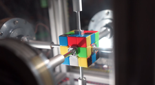 Ce se intampla cand pui un robot sa rezolve cubul Rubik! VIDEO