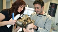 Sandra Izbasa a fost transformata in “Alice in tara minunilor” de hairstylist-ul Adrian Perjovschi
