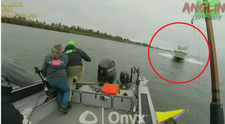 O barca cu 3 pescari este pulverizata de o salupa care intra cu viteza maxima in ei. Imagini socante! VIDEO