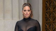 Are aproape 90 kg, dar barbatii sunt topiti dupa formele ei. Ashley Graham, sexy printre vedete la o prezentare de moda