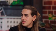 EXCLUSIV Răzvan Danciu și-a vopsit părul în roșu și albastru pentru Marea Unificare Survivor România 2023