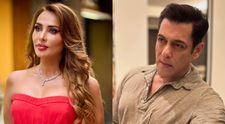 Salman Khan, surprins în compania unei femeie misterioase, în timp ce Iulia Vântur se afla în România. Lângă cine a fost fotografiat starul de la Bollywood. Imaginea s-a viralizat imediat