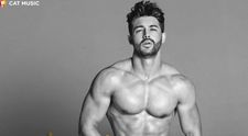 Latino lover-ul Jorge Gonzalez încearcă să ne cucerească vara aceasta și lansează „Leon”
