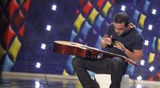Are un stil unic de a canta la chitara si a reusit sa uimesca juriul. Nimeni n-ar fi crezut ca n-a luat lectii niciodata