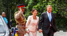 Cum s-a îmbrăcat Carmen Iohannis în vizita oficială din Kenya. Prima Doamnă a României a încălcat protocolul vestimentar