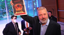 Jurnalistul rus Dmitry Muratov și-a vândut premiul Nobel pentru Pace ca să-i ajute pe copiii ucraineni refugiați