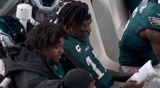 Un jucător din NFL a fost văzut citind o carte în timpul unui meci. Filmarea s-a viralizat, iar volumul e acum la mare căutare VIDEO