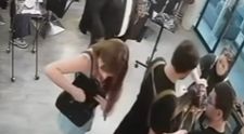 O femeie și-a înjunghiat hairstylist-ul pentru că nu i-a plăcut cum a tuns-o. Momentul a fost surprins pe camerele de supraveghere din salon VIDEO