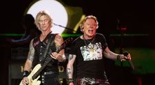 Ținutele spectaculoase purtate de membrii trupei Guns N' Roses. Legendara trupă a concertat seara trecută în București