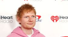 Ed Sheeran își arată abdomenul cu pătrățele. Artistul și-a schimbat stilul de viață, dar afirmă ironic: „În adâncul sufletului, sunt un fumător care mănâncă pizza și bea bere”