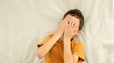 Incident de coșmar la o școală: 8 copii au fost spitalizaţi după ce colegii lor le-au pus lipici în ochi