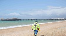 Triplă tragedie în Marea Britanie! Trei surori au murit, în mod misterios, pe o plajă. Tatăl lor, devastat