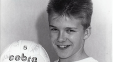 O minge de fotbal și un vis! Recunoști puștiul din imagine? Tocmai a împlinit 51 de ani și e o legendă în Marea Britanie