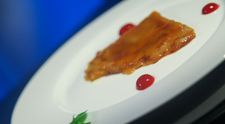 Crepes Suzette cu mousse de fructe rosii