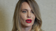 Angelina Jolie, de nerecunoscut. Cum a fost filmată actrița în China: ”Ce și-a făcut? Acum arată ca femeia aceea înfricoșătoare care încerca să semene cu ea”