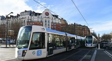 Iubire de necrezut: femeia care susține că este căsătorită cu un tramvai a stârnit controverse uriașe
