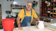 VIDEO Cum modelăm un vas ceramic fără... lut? Ne învață Alex Gavrilescu