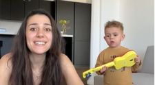 Un băiețel de doi ani a cucerit netul! Clipul în care cântă o piesă celebră a adunat peste 100 de milioane de vizualizări