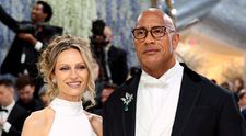 Dwayne Johnson și-a etalat bijuteria de peste trei milioane de dolari pe covorul roșu de la Met Gala. Accesoriul este încrustat în diamante și există doar 18 exemplare la nivel mondial