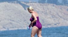 Katy Perry, transformată de sarcină. Cum arată vedeta în costum de baie cu puțin timp înainte să nască