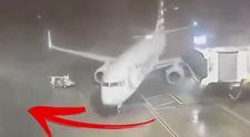 Un Boeing a fost luat de vânt înainte de îmbarcarea pasagerilor - VIDEO ȘOCANT