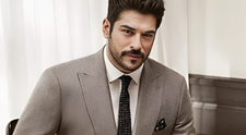 Burak Özçivit din serialul „Dragoste infinită” pare că a întinerit, la fel ca Brad Pitt. Admiratoarele nu-și pot lua ochii de la el