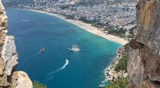 Destinația de vacanță cu ape turcoaz și panorame spectaculoase care se află la doar câteva ore de România. Atrage milioane de turiști în fiecare sezon