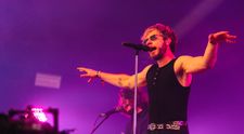 Dimitri’s Bats, despre 2025, primul vinil din carieră, experiența festivalurilor europene și modul în care muzica lor continuă să depășească granițele: „Nu e chiar așa ușor cum pare să cânți afară!”