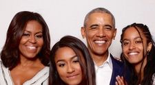 Fiicele lui Barack Obama sunt acum două tinere seducătoare! Fostul preşedinte a postat o fotografie recentă cu familia sa