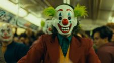 Scene șocante într-un tren din Tokyo! Un bărbat deghizat în Joker a înjunghiat 17 pasageri în noaptea de Halloween 