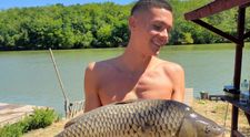 Fotografia cu David Popovici la pescuit a devenit virală. Comentariile nu se mai opresc: „N-o să crezi cine m-a prins azi!”