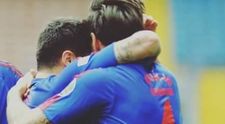După ce a depus actele de divorț pentru a doua oară, fotbalistul i-a dat încă o lovitură soției. Nu vrea să renunțe la luptă atât de ușor și i-a trimis autoritățile la ușă