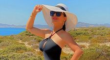 Așa arată 54 de ani la Hollywood! Salma Hayek, incredibilă în costum de baie de ziua ei de naștere
