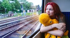 Două fetiţe de 9 şi 12 ani, rănite în tren de un geam care a căzut peste ele. Copilele au ajuns de urgență la spital