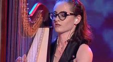 Daria Batschi-Beleca a creat un moment sublim, interpretând la harpă o melodie a trupei Metallica 