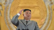 Cum arată Kim Jong-un după ce s-a zvonit că a murit. Liderul nord-coreean a apărut la o paradă grandioasă