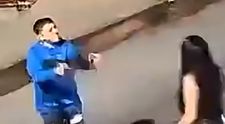Momentul șocant în care un bărbat își ucide iubita în plină stradă! Imaginile, surprinse pe camerele de supraveghere VIDEO