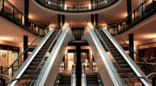 (P) Lift sau scară rulantă: ce soluţie este mai bună într-un centru comercial?