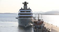 VIDEO viral. Un grup de ucraineni încearcă să blocheze un iaht al lui Roman Abramovich la intrarea în port