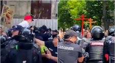 Un bărbat cu un copil pe umeri a atacat jandarmii la marșul Pride din Chișinău! Momentul, surprins pe camere VIDEO