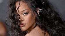 Rihanna, prima apariție pe covorul roșu după ce a născut. Artista pare să fi revenit deja la silueta de dinainte de sarcină