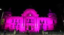 Palatul CEC a fost îmbrăcat pentru o seară în roz, ca simbol al luptei împotriva cancerului de sân