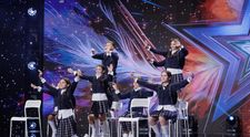 Românii au talent, 28 martie 2025. Copiii din trupa „Famous by D-STRICT” din Brăila au venit cu un dans contemporan ce te ridică de pe scaun și te îndeamnă să te miști împreună cu ei. Mihai Bobonete a exclamat: „Bravo, excelent!”