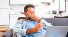 Un tată a rămas fără toți banii din cont după ce i-a comandat online un cadou fiului său! Cum au acționat escrocii: „Absolut totul dispăruse”